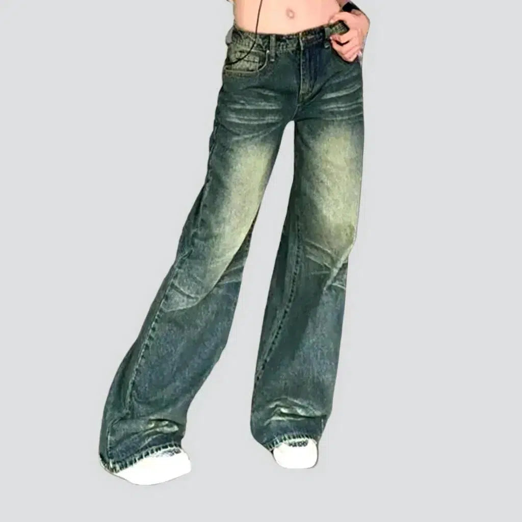 Women’s clothing that combines comfort and style   Yellow-cast women's vintage jeans